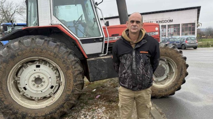 Protest ispred benzinske pumpe